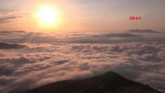 Bulutların üzerindeki yayla, ziyaretçilerini cezbediyor