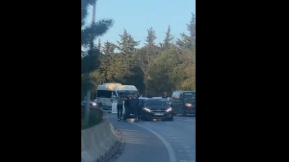 Büyükçekmece'de kavga! Akan trafikte durup birbirlerine girdiler