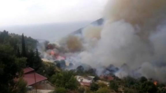 Anamur'da yerleşim yeri yakınında orman yangını