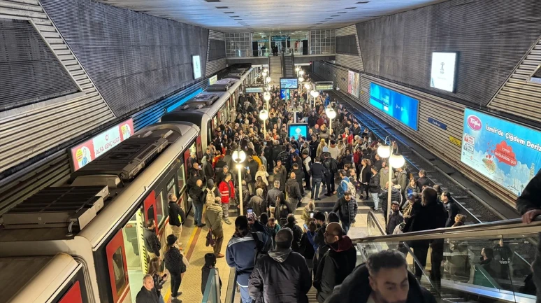 İzmir’de Toplu Taşımada Kaos! Otobüsler Çalışmadı, Metro Durdu, Halk İsyanda!