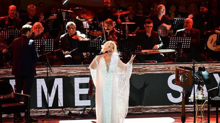 Emel Sayın Harbiye'de verdiği konserle müzikseverlerle buluştu