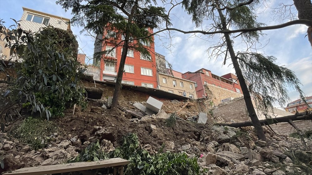 İstinat duvarı çöktü. Molozlar okul bahçesine düştü. 3 bina boşaltıldı