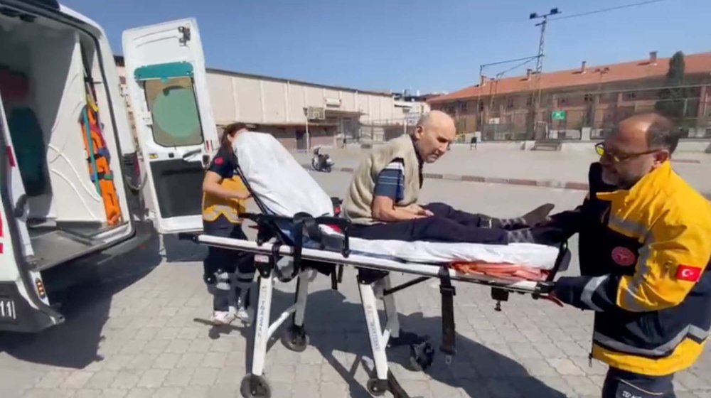 Ambulansla geldi, sedyede oyunu kullandı