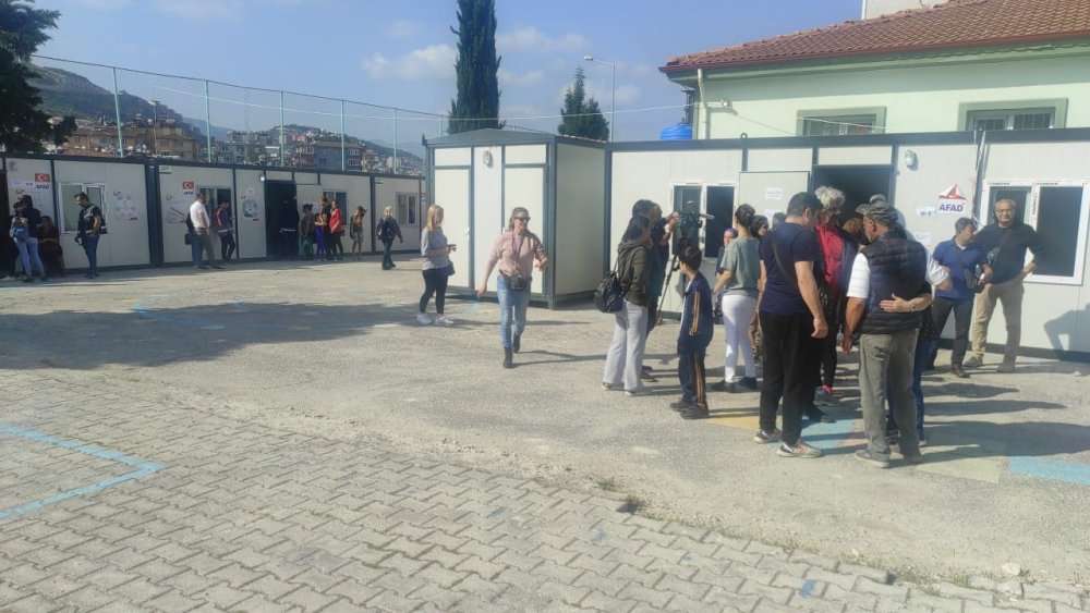 Hatay'da konteynerlerde oy verme işlemi başladı