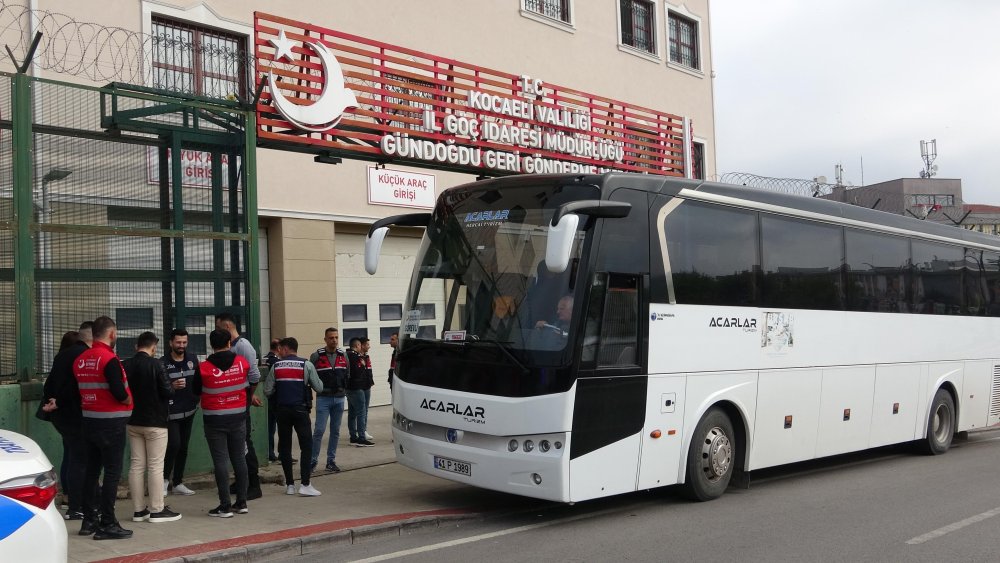 137 Afgan göçmen, uçakla ülkelerine gönderildi