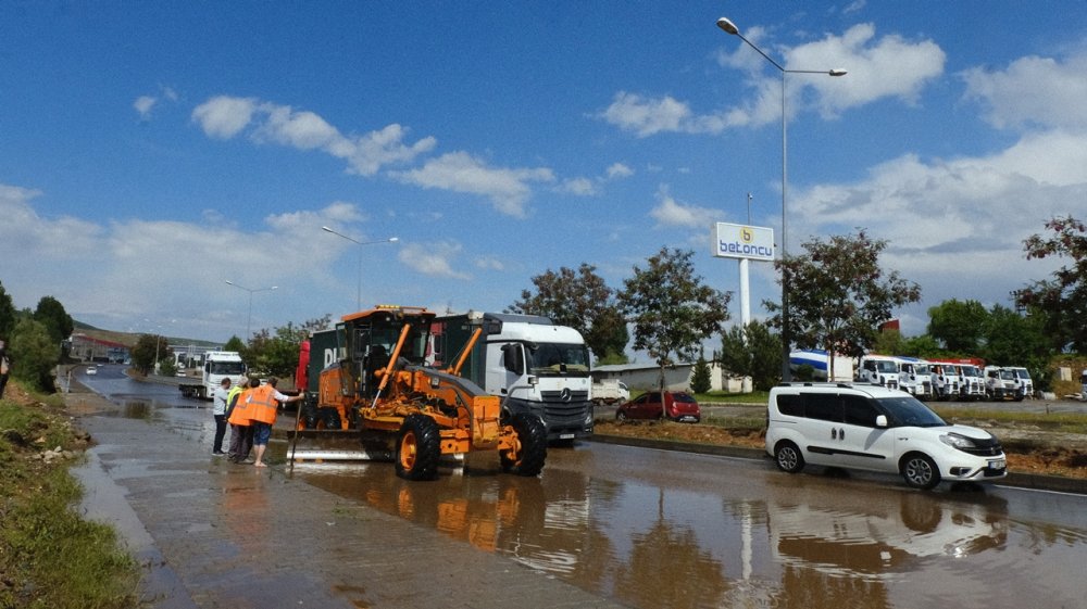 Bingöl'de sağanak ve dolu yağışı sürücülere zor anlar yaşattı