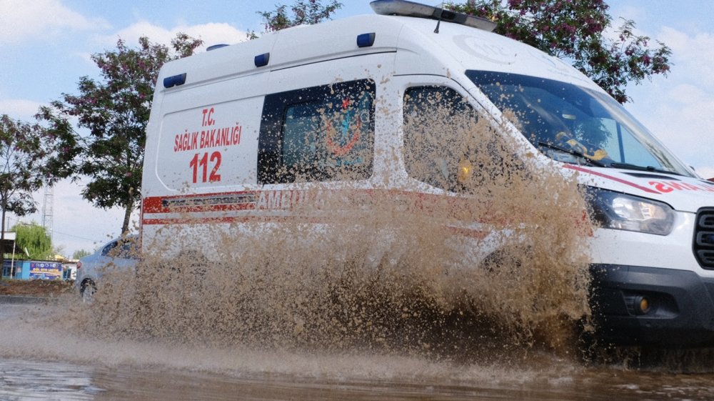 Bingöl'de sağanak ve dolu yağışı sürücülere zor anlar yaşattı