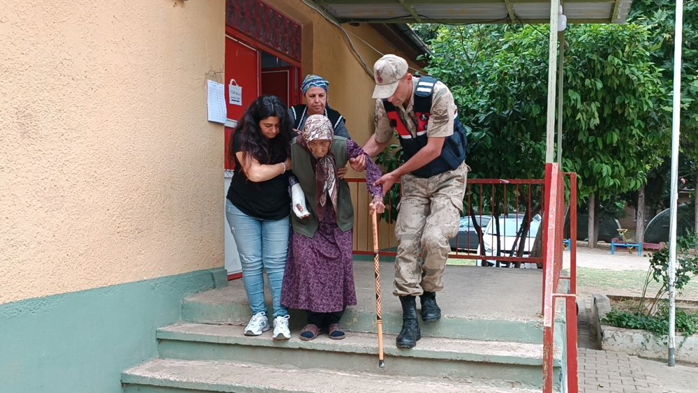 113 yaşındaki depremzede oyunu kullandı