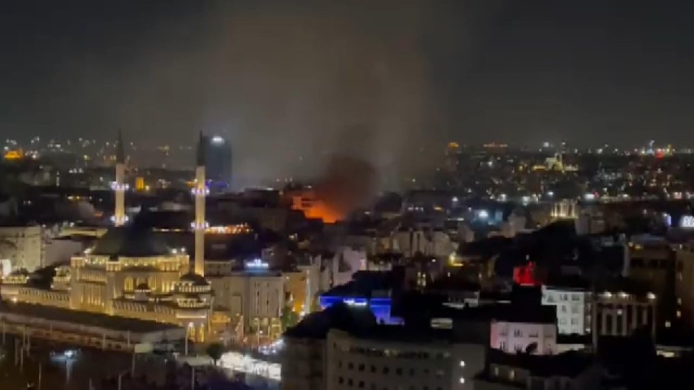 Beyoğlu’nda gece kulübü yandı