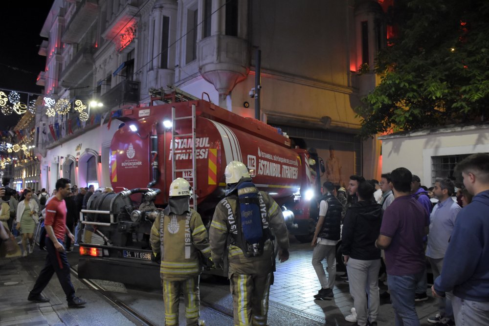 Beyoğlu’nda gece kulübü yandı