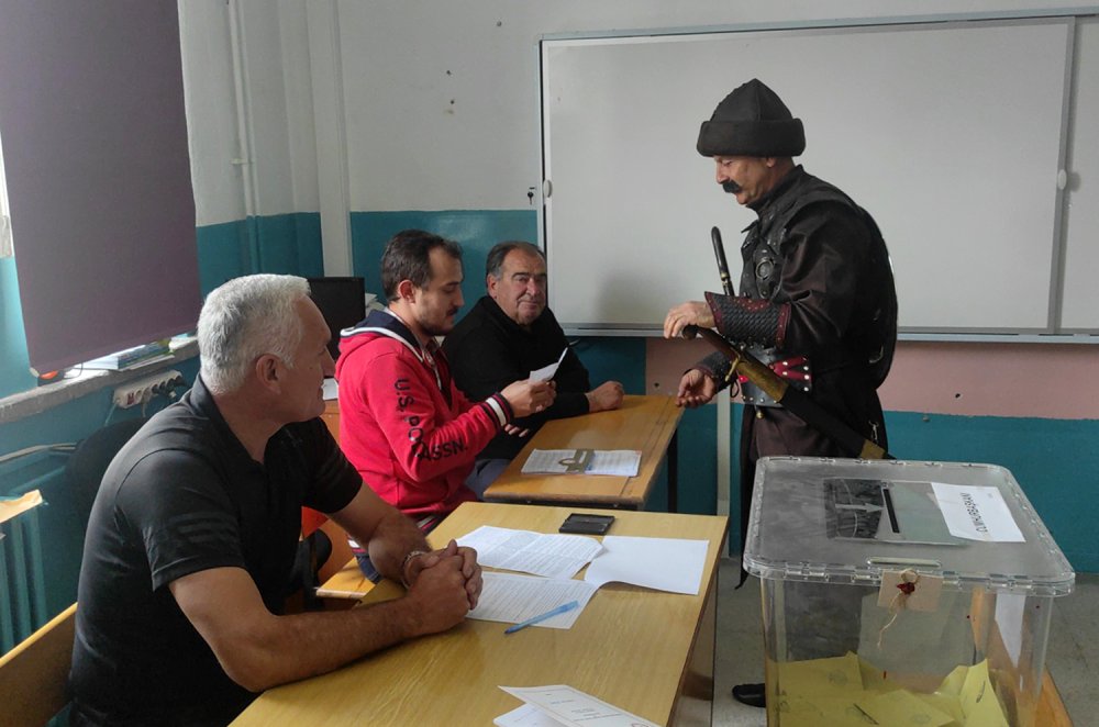 Burdur'da oy kullanmaya yöresel kıyafeti ile geldiler