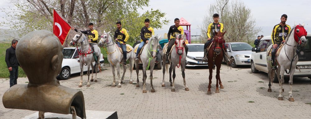 Ciritçiler, oy kullanmaya atlarıyla gitti