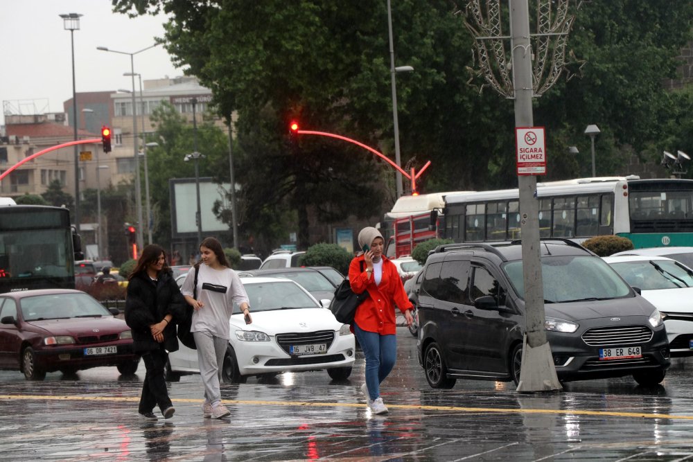 Kayseri'deki sağanak yağış yolları felç etti