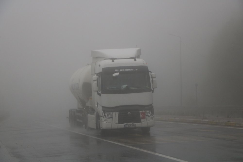 Bolu Dağı'ndaki sağanak ve sis nedeniyle trafikte zor anlar yaşandı