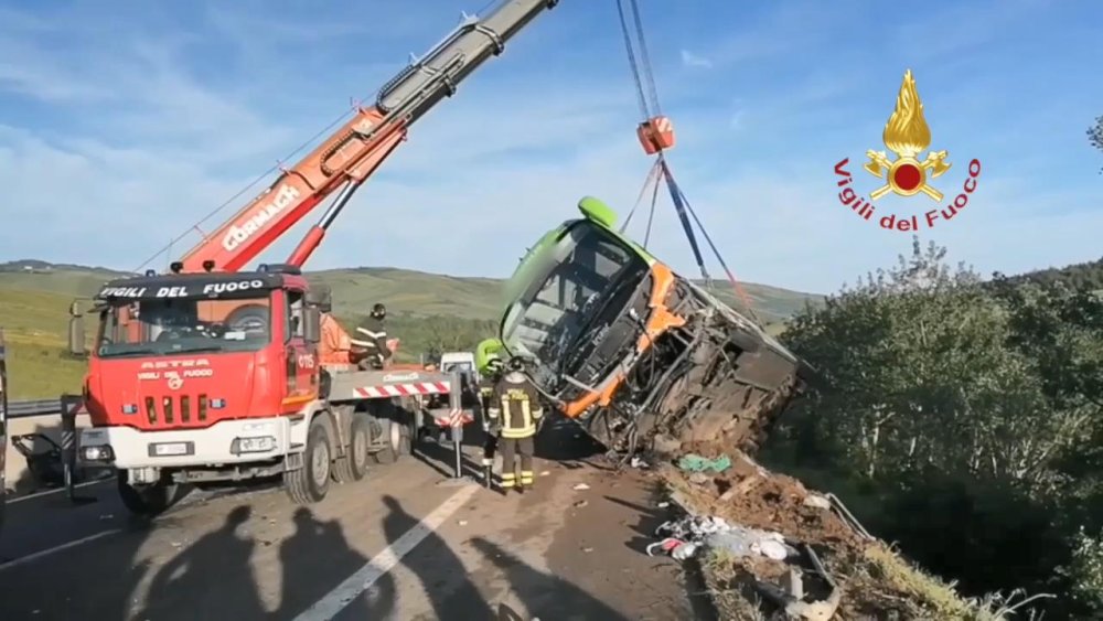 İtalya’da yolcu otobüsü ile 5 otomobil kaza yaptı: 1 ölü, 14 yaralı