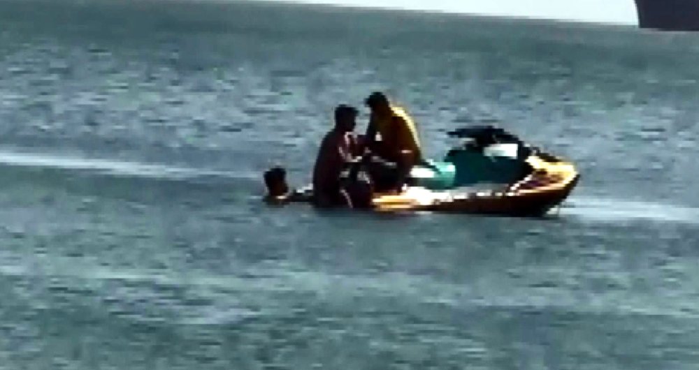 Denizde bir anda çırpınmaya başladı, jet-ski ile kurtarıldı