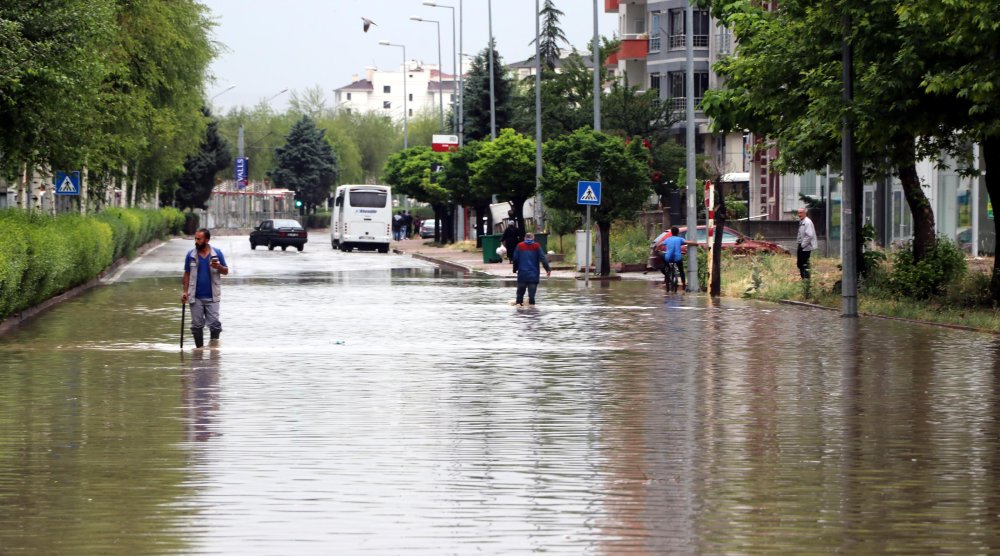 Sağanak şehri vurdu: Rögar kapakları yerinden çıktı!