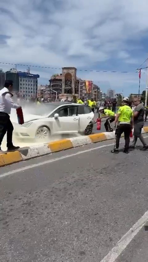 Taksim Meydanı'nda korkutan anlar! Araç bir anda alev aldı