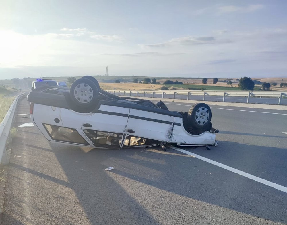 Edirne’de otomobil takla attı 3 kişi yaralandı