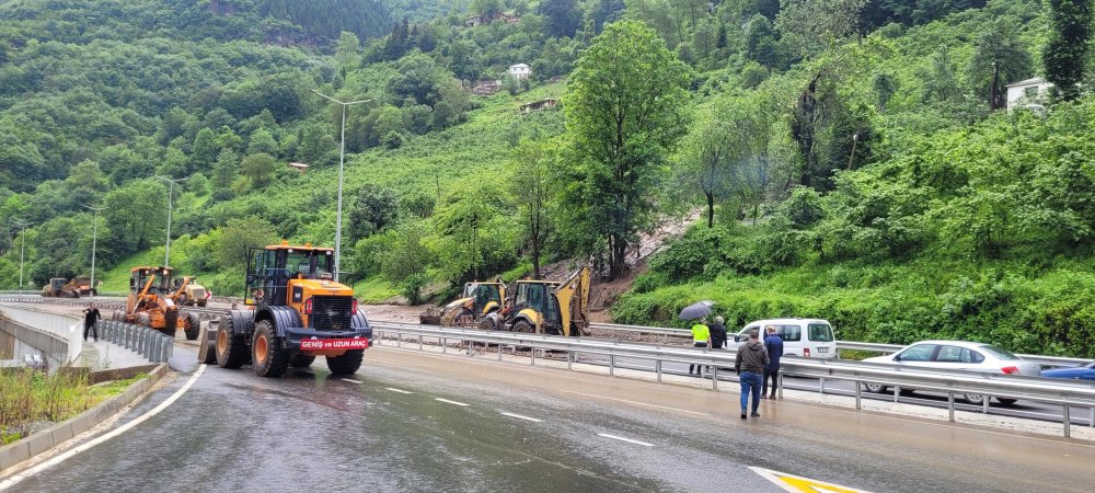 Heyelan tehdidi sürüyor. O kara yolu ulaşıma kapandı!