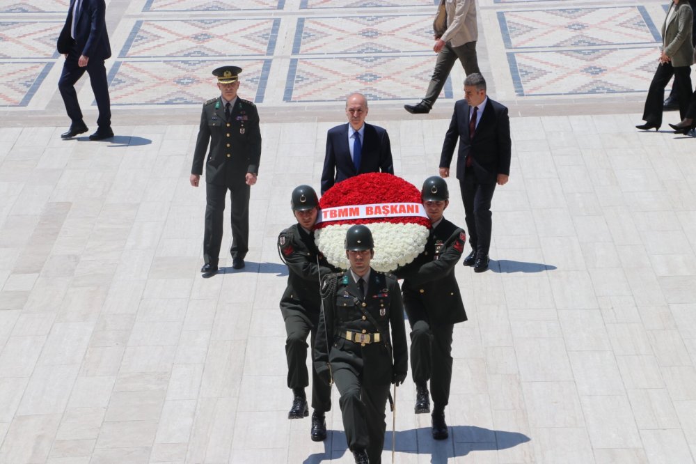 TBMM Başkanı Kurtulmuş'tan Anıtkabir'e ziyaret