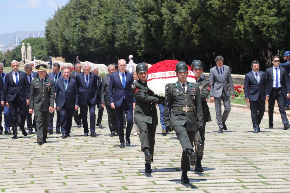 TBMM Başkanı Kurtulmuş'tan Anıtkabir'e ziyaret