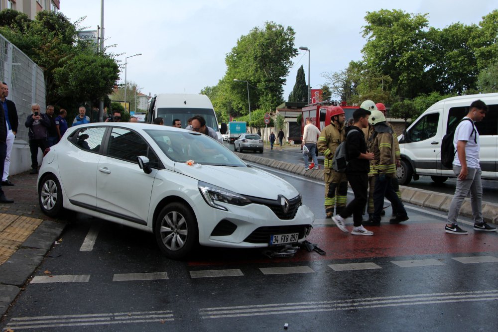 İstanbul'da servis minibüsü otomobile çarptı: 4 yaralı