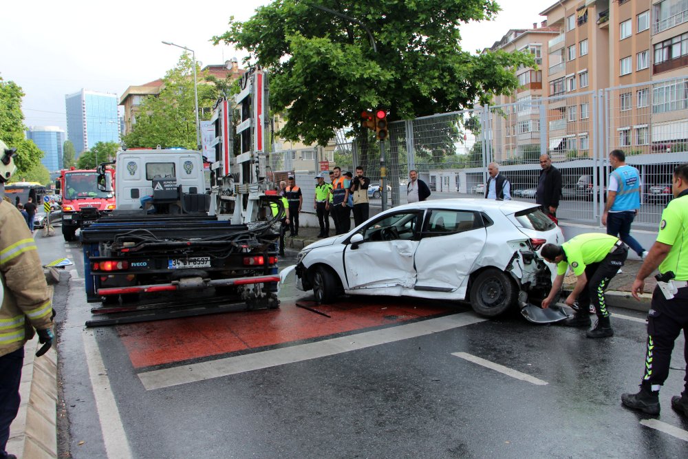 İstanbul'da servis minibüsü otomobile çarptı: 4 yaralı