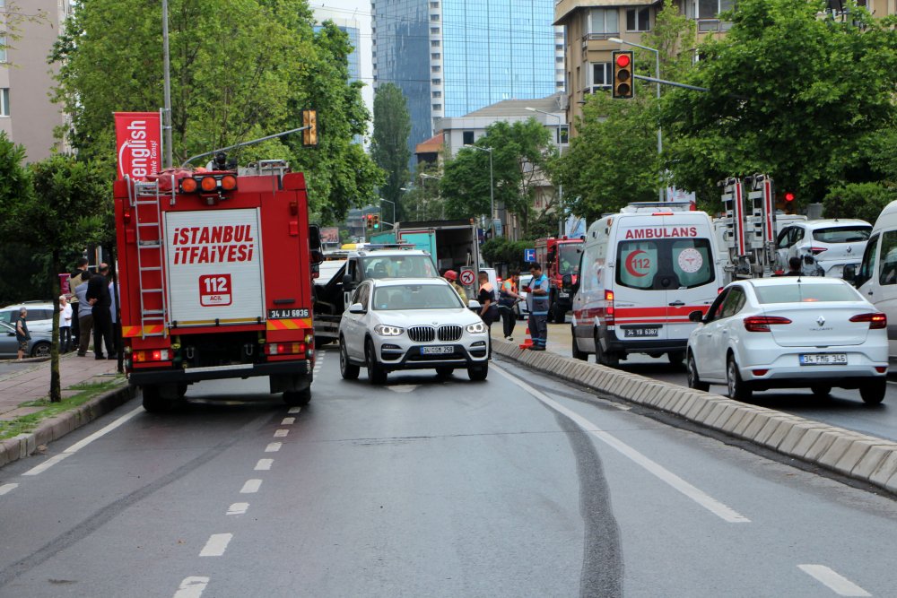 İstanbul'da servis minibüsü otomobile çarptı: 4 yaralı