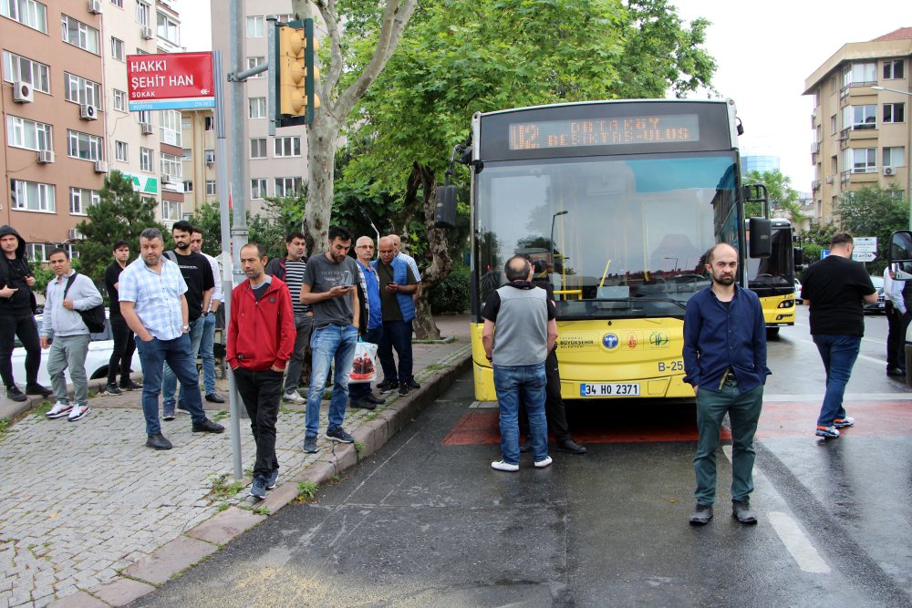 İstanbul'da servis minibüsü otomobile çarptı: 4 yaralı