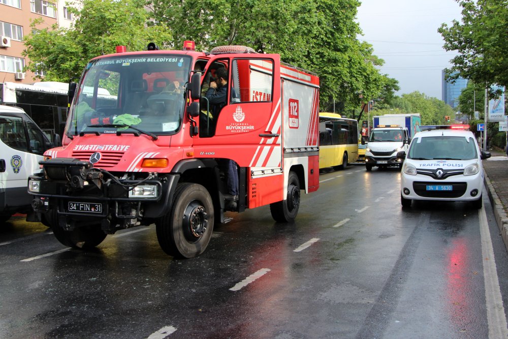 İstanbul'da servis minibüsü otomobile çarptı: 4 yaralı