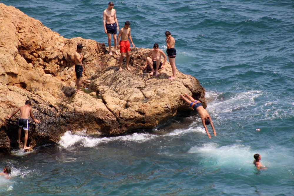 Antalya'da sınavdan çıkanlar soluğu plajlarda aldı