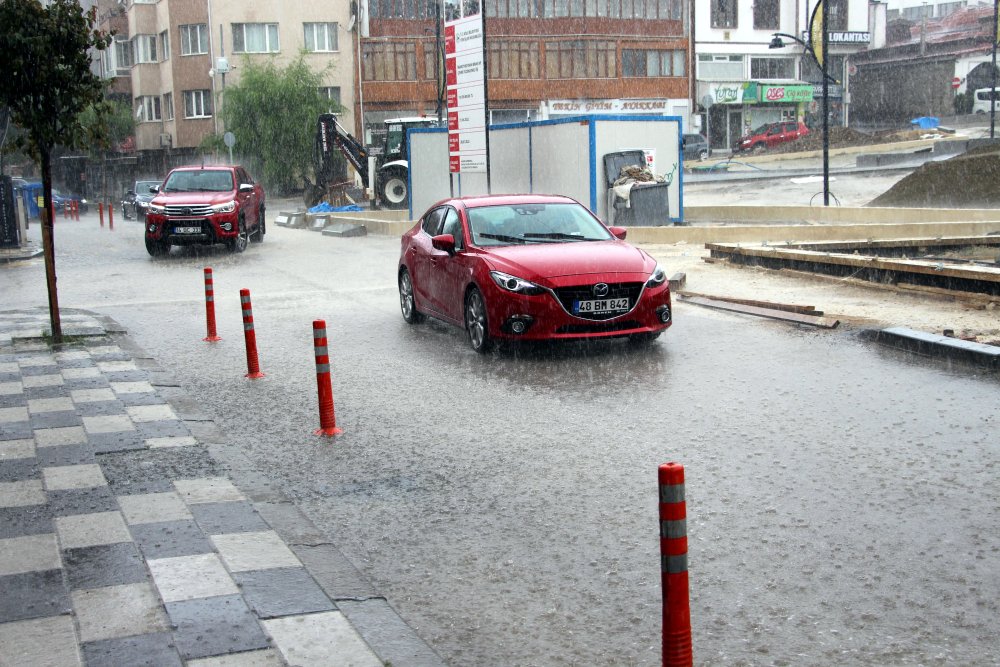 Bolu'da sağanak yağış vatandaşlara zor anlar yaşattı