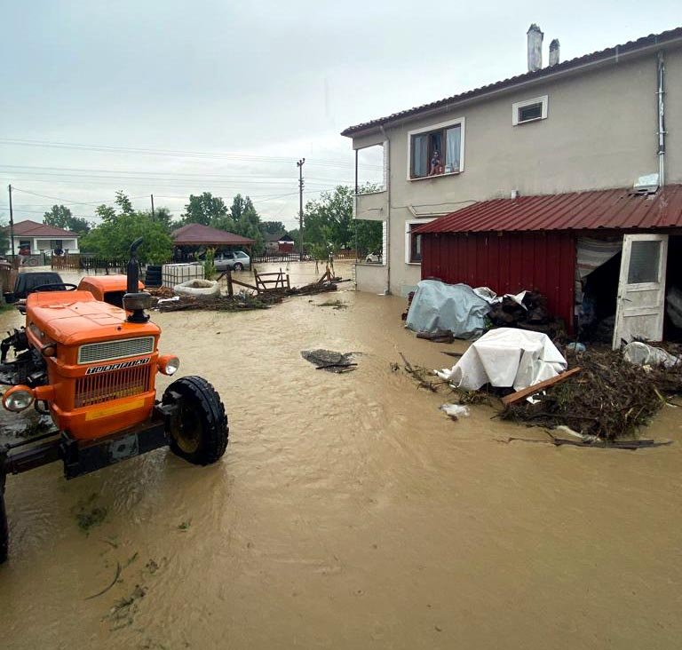 Düzce'deki yağışta köyler ve tarım alanları sular altında kaldı