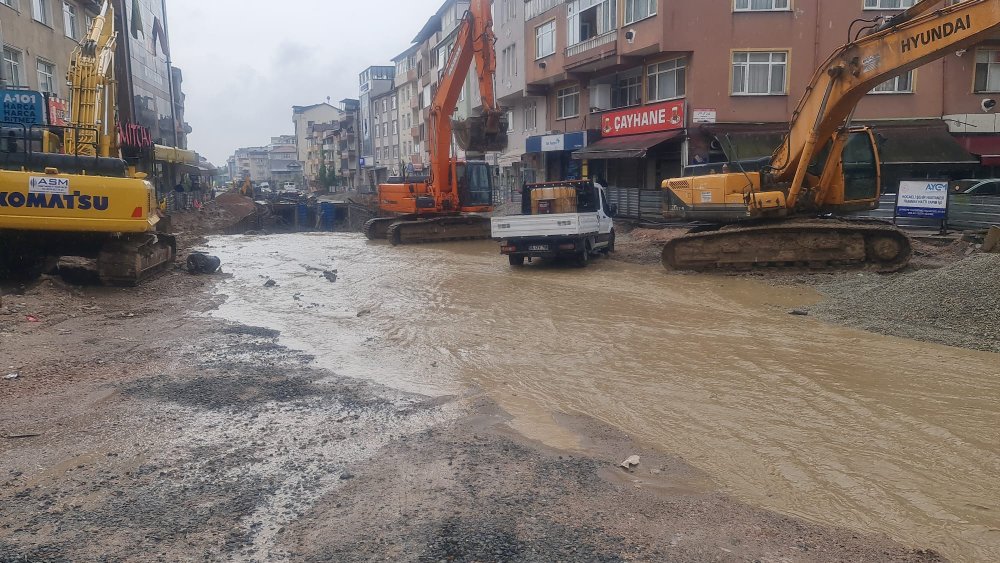 Sağanak nedeniyle dereler taştı, caddeler ise sular altında