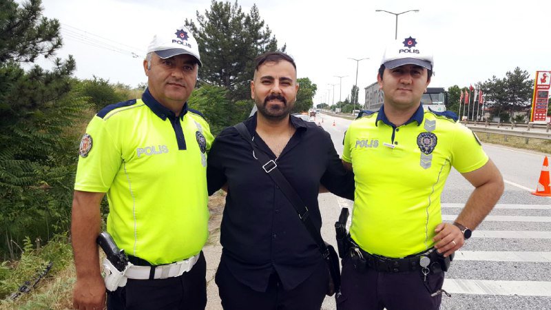 Sıkıştığı araçta mahsur kalan sürücü, polislere sarılarak teşekkür etti