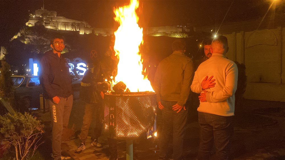 Haziranda karla mücadele! Köy yolu kapandı, halk ateş yakarak ısınıyor