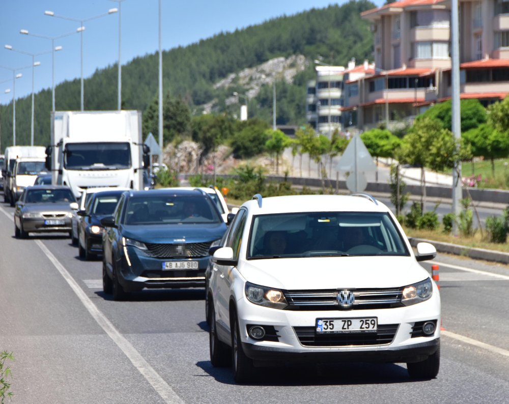 Bayram öncesi tatilci akını: Kilometrelerce araç kuyruğu oluştu