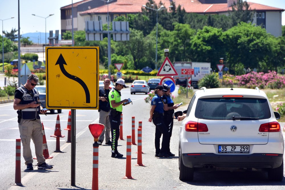 Bayram öncesi tatilci akını: Kilometrelerce araç kuyruğu oluştu