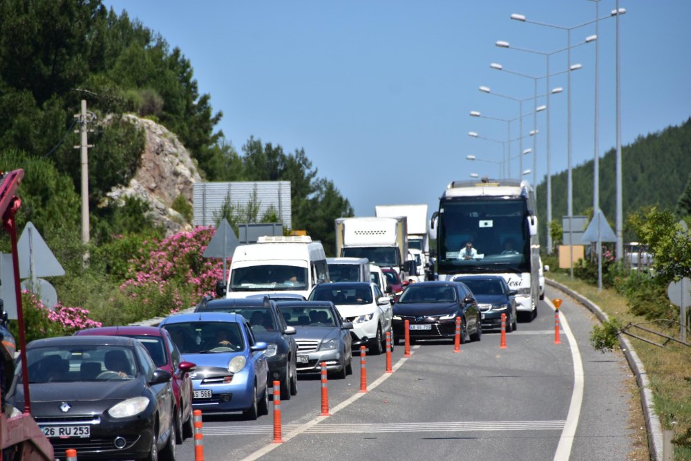 Bayram öncesi tatilci akını: Kilometrelerce araç kuyruğu oluştu