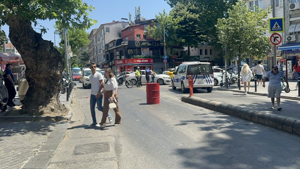 Asırlık çınar ağacı 2 katlı binaya ve caddeye devrildi