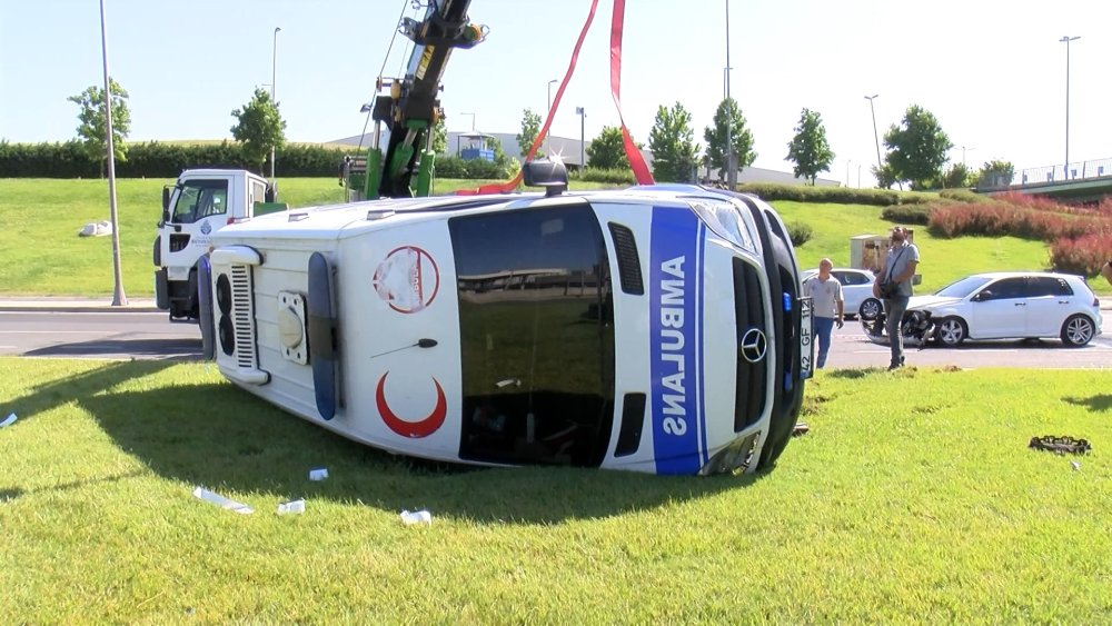 Bakırköy'de ambulans devrildi, 1 kişi yaralandı