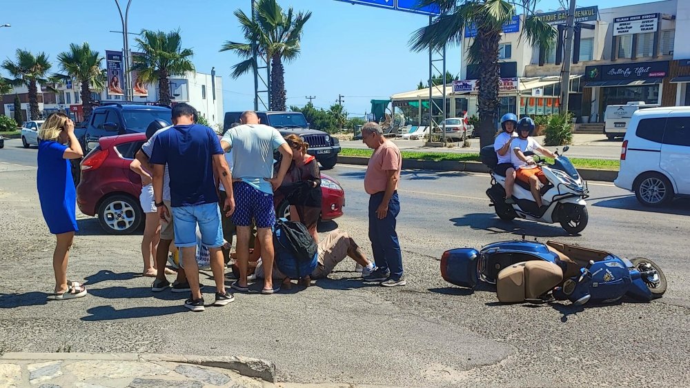 Bodrum'da mıcırlı yolda kaza yapan motosikletliye havlulu müdahale