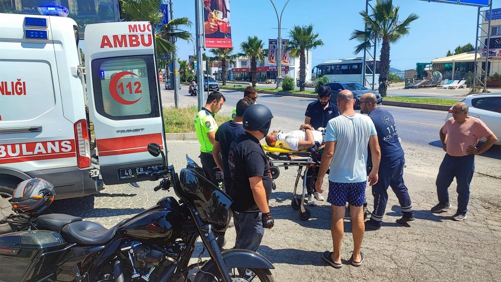 Bodrum'da mıcırlı yolda kaza yapan motosikletliye havlulu müdahale