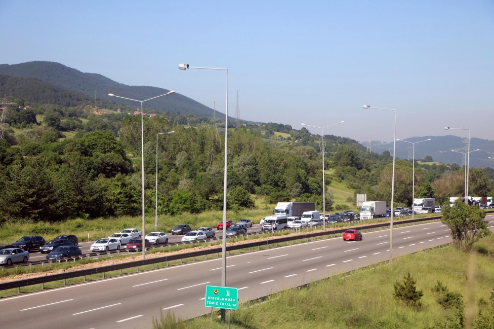 Bolu'da kilometrelerce araç kuyruğu oluştu