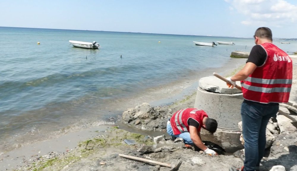 Milyonlarca kişinin denize girdiği sahilde, kanalizasyon suya karıştı