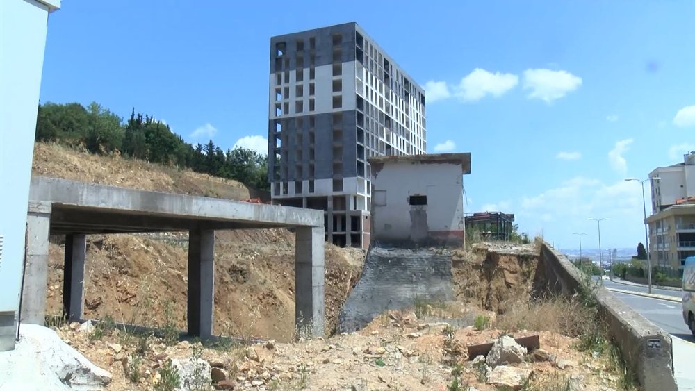 Bağımlıların mesken tuttuğu binaya polis baskını