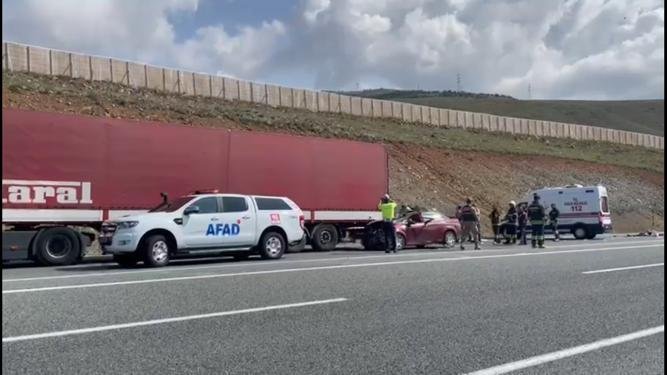 Erzincan'da kaza: 2 ölü, 3 yaralı