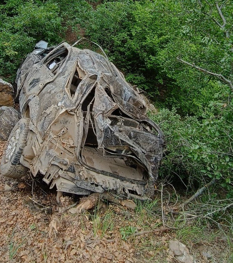 Uçurumun dibinde otomobil bulundu 3 kişi hayatını kaybetti