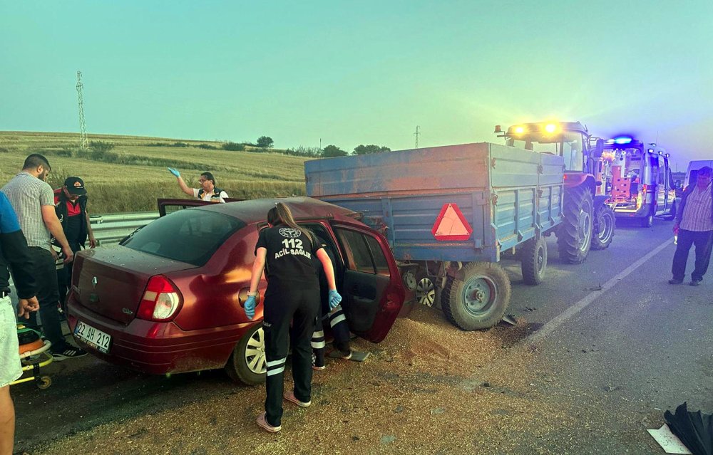 Bir otomobil traktöre arkadan çarptı, 2 kişi hayatını kaybetti